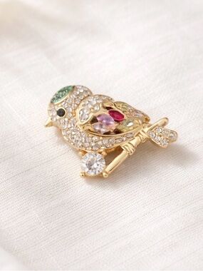 Vintage Style Rhinestone Bird Brooch – Gold Tone Colorful Crystal Pin